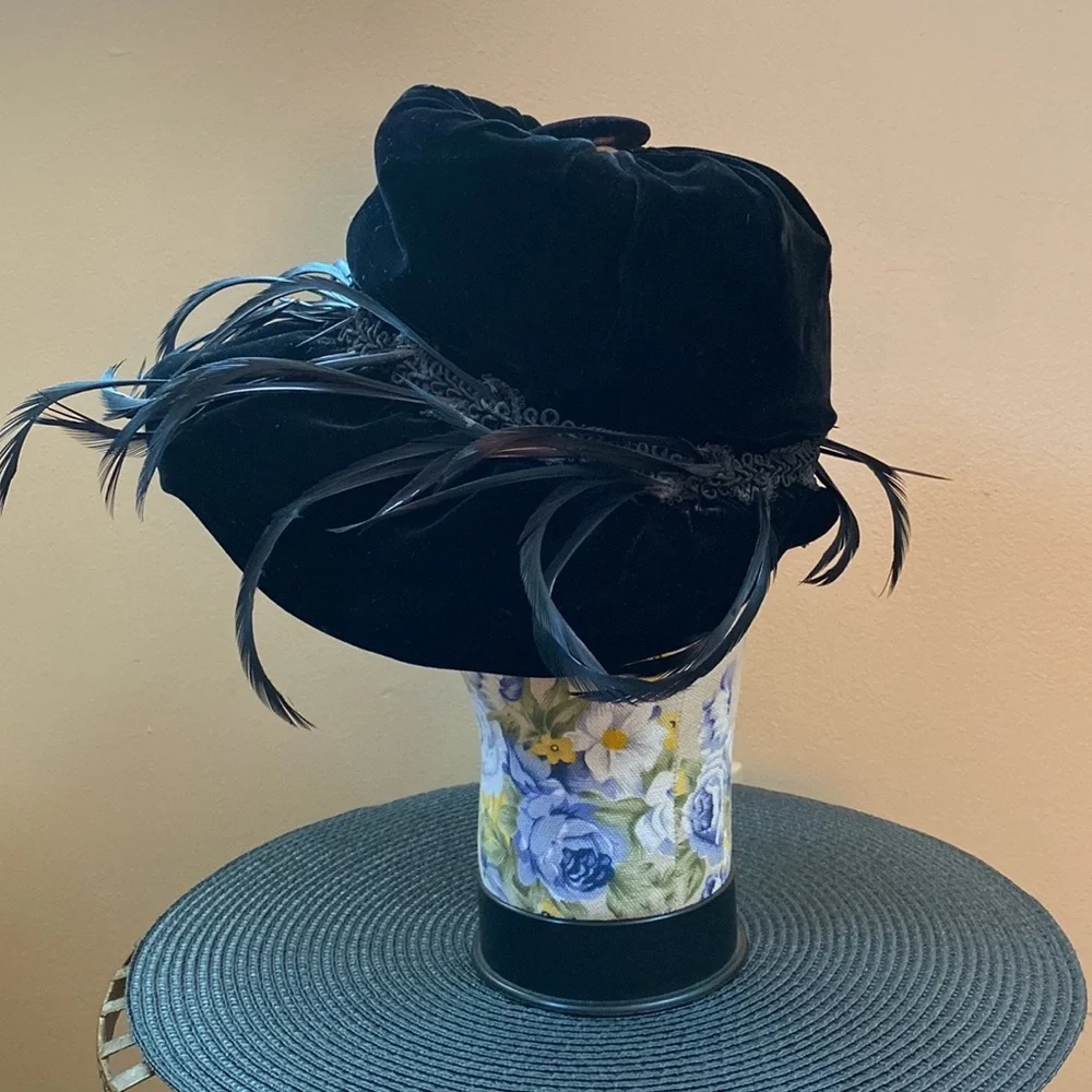 VTG 60’s CHRISTIAN DIOR Black Velvet Feather Hat